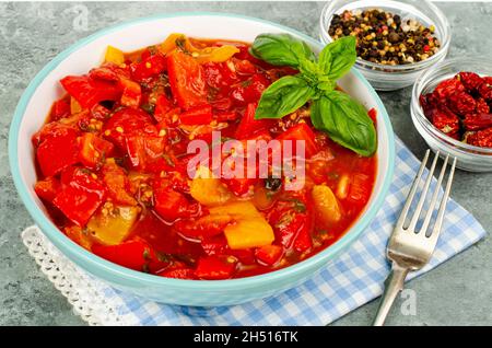 Plat de légumes de poivrons doux et de tomates, de l'écho, menu végétarien.Studio photo Banque D'Images