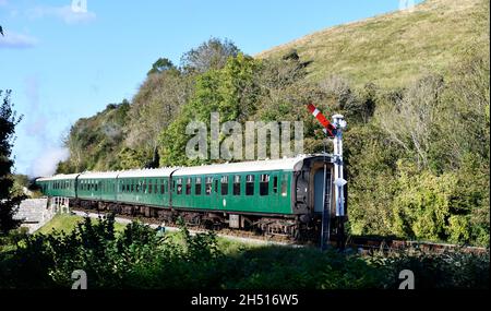 Swanage train Eddystone 34028 en provenance du château de Corfe à Norden. Banque D'Images