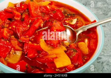 Plat de légumes de poivrons doux et de tomates, de l'écho, menu végétarien.Studio photo Banque D'Images