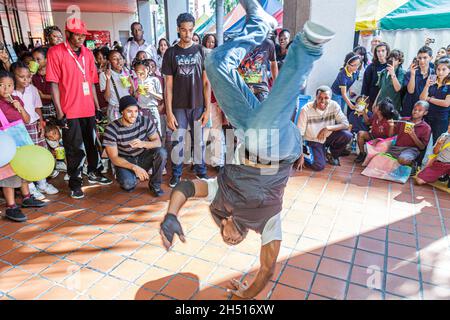 Miami Florida, Miami Dade College campus, étudiants exécutant Black man masculin, hip hop Breakdancer Breakdancing Breakdancer dancing Breakdance dancing public regardant Banque D'Images