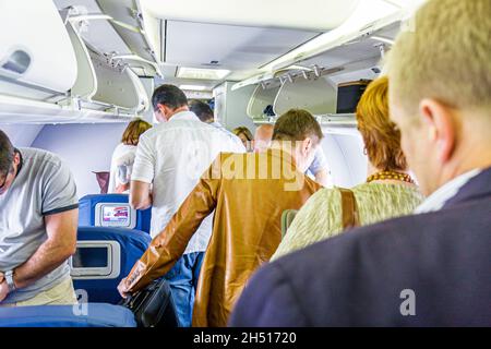 Atlanta Georgia, Hartsfield Jackson aéroport international d'Atlanta, Delta Airlines hommes, passagers de l'allée sortant débarquer en quittant la cabine Banque D'Images