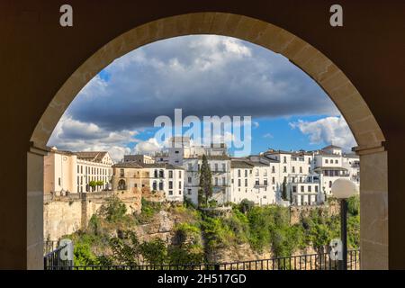 Vue de l'hôtel National Parador aux bâtiments de la Ciudad, la vieille ville de Ronda perchée au bord de la gorge de Tajo.Ronda, province de Malaga, Banque D'Images