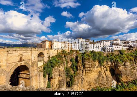 Vue sur la gorge de Tajo jusqu'aux bâtiments de la Ciudad, la vieille ville perchée au bord de la gorge de Tajo.Sur la gauche se trouve le Puente Nuevo, ou New BRI Banque D'Images