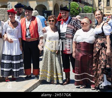 Les gens de la région vêtus de costume d'époque célébrant lors de la foire de mai de Ronda également connue sous le nom de Ronda Romantica, ou Ronda romantique.C'est l'un des plus anciens Banque D'Images