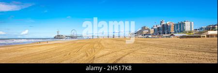 Vue panoramique sur les bâtiments et la célèbre jetée de la plage de Scheveningen, aux pays-Bas Banque D'Images