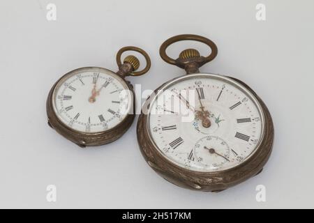 Deux montres de poche anciennes avec des chiffres romains sur le cadran sont isolées sur un fond blanc Banque D'Images