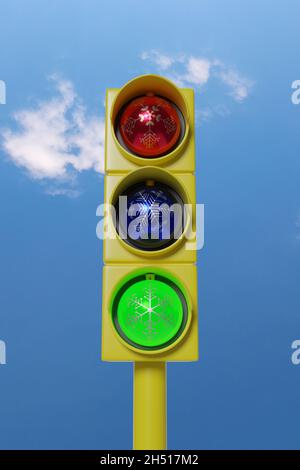 Feu de circulation avec boules de noël sur un ciel bleu.illustration 3d. Banque D'Images