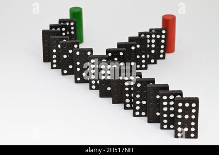 Placez les dominos avec une bande divisée en un bloc rouge et un bloc vert.Comme alternative Banque D'Images