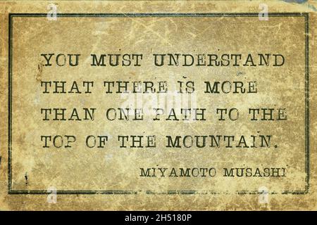 Vous devez comprendre qu'il y a plus d'un chemin jusqu'au sommet de la montagne - l'ancien swordsman japonais et ronin Miyamoto Musashi citation imprimée Banque D'Images