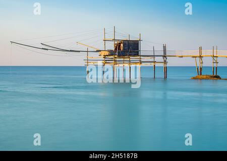 Trabocco de Punta Aderci au coucher du soleil à Vasto, maison de pêche traditionnelle des Abruzzes Banque D'Images