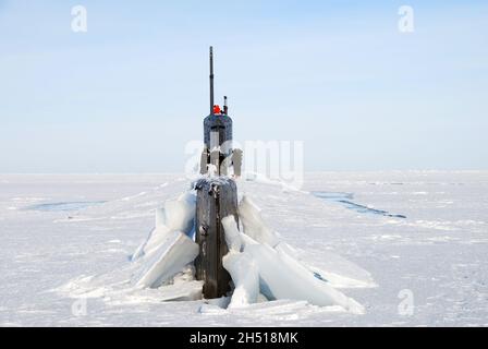 19 mars 2011 - en mer - le sous-marin de classe Seawolf de la marine américaine USS Connecticut pousse dans la glace épaisse pendant l'exercice ICEX le 19 mars 2011 dans l'océan Arctique.(Image de crédit : © Christy Hagen/via ZUMA Wire) Banque D'Images