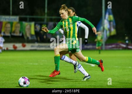 HEERENVEEN, PAYS-BAS - NOVEMBRE 5: Liz Rijsbergen de l'ADO Den Haag lors du match Pure Energie Eredivisie Vrouwen entre SC Heerenveen et ADO Den Haag au Sportpark Skoatterwâld le 5 novembre 2021 à Heerenveen, pays-Bas (photo de Pieter van der Woude/Alamy/Orange Pictures) Live/Orange Banque D'Images
