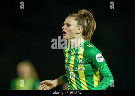 HEERENVEEN, PAYS-BAS - NOVEMBRE 5 : Liz Rijsbergen de l'ADO Den Haag semble abattu lors du match pur énergie Eredivisie Vrouwen entre SC Heerenveen et ADO Den Haag au Sportpark Skoatterwâld le 5 novembre 2021 à Heerenveen, pays-Bas (photo de Pieter van der Wouveen) Banque D'Images