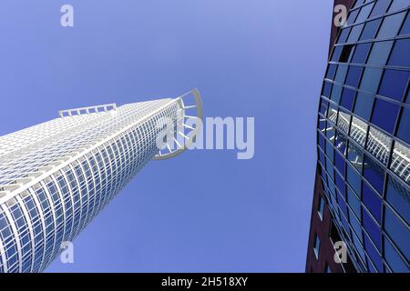 Gratte-ciels de Francfort par en-dessous avec bâtiment de la dg et ciel Banque D'Images