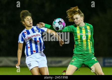 HEERENVEEN, PAYS-BAS - NOVEMBRE 5: Chimera Ripa de SC Heerenveen, Liz Rijsbergen de ADO Den Haag pendant le match Pure Energie Eredivisie Vrouwen entre SC Heerenveen et ADO Den Haag au Sportpark Skoatterwâld le 5 novembre 2021 à Heerenveen, pays-Bas photo de Van Woueter de crédit:Orange pics BV/Alay Live News Banque D'Images