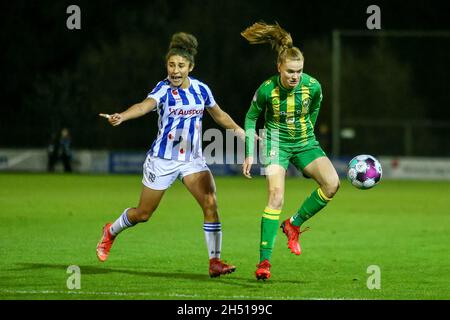 HEERENVEEN, PAYS-BAS - NOVEMBRE 5: Chimera Ripa de SC Heerenveen, Liz Rijsbergen de ADO Den Haag pendant le match Pure Energie Eredivisie Vrouwen entre SC Heerenveen et ADO Den Haag au Sportpark Skoatterwâld le 5 novembre 2021 à Heerenveen, pays-Bas photo de Van Woueter de crédit:Orange pics BV/Alay Live News Banque D'Images