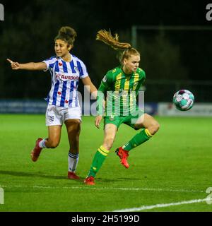 HEERENVEEN, PAYS-BAS - NOVEMBRE 5: Chimera Ripa de SC Heerenveen, Liz Rijsbergen de ADO Den Haag pendant le match Pure Energie Eredivisie Vrouwen entre SC Heerenveen et ADO Den Haag au Sportpark Skoatterwâld le 5 novembre 2021 à Heerenveen, pays-Bas photo de Van Woueter de crédit:Orange pics BV/Alay Live News Banque D'Images