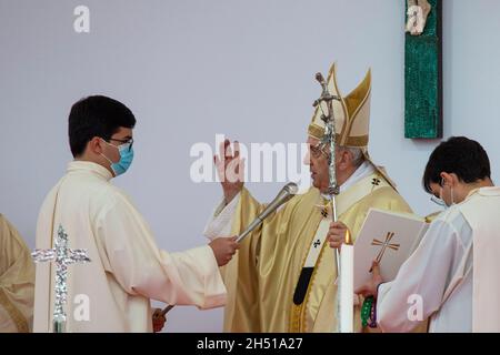Rome, Italie.05ème novembre 2021.Le pape François délivre sa bénédiction à la fin de la messe à l'Université catholique du Sacré-cœur.le pape François célèbre la messe sainte à l'Université catholique du Sacré-cœur de Rome pour marquer le 60e anniversaire de sa création à Rome.(Photo de Stefano Costantino/SOPA Images/Sipa USA) Credit: SIPA USA/Alay Live News Banque D'Images