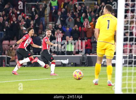 Adam Armstrong (au centre) de Southampton célèbre le premier but de son équipe avec Che Adams (à gauche), le gardien de but Emiliano Martinez d'Aston Villa, qui semble abattu lors du match de la Premier League à St Mary's, Southampton.Date de la photo : vendredi 5 novembre 2021. Banque D'Images