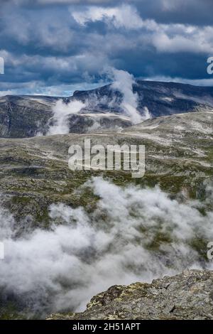 Vue vers le bas vers la route couverte de nuages qui mène à Dalsnibba, Geiranger, Norvège Banque D'Images