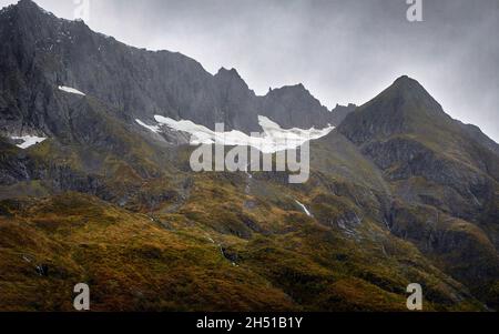 Montée de montagnes près de Bjørke, la partie la plus à l'intérieur du Hjørundfjorden, Norvège Banque D'Images