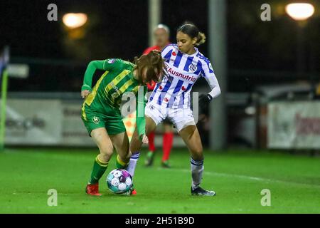 HEERENVEEN, PAYS-BAS - NOVEMBRE 5: Liz Rijsbergen de l'ADO Den Haag, Chimera Ripa de SC Heerenveen pendant le match Pure Energie Eredivisie Vrouwen entre SC Heerenveen et ADO Den Haag au Sportpark Skoatterwâld le 5 novembre 2021 à Heerenveen, pays-Bas photo de Van Woueter de crédit:Orange pics BV/Alay Live News Banque D'Images
