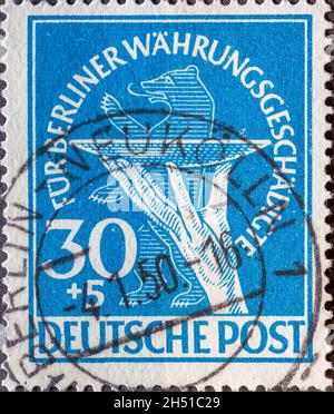 ALLEMAGNE, Berlin - VERS 1949: Timbre-poste de l'Allemagne, Berlin de couleur bleue montrant un bol sacrificiel devant l'ours de Berlin. Poste de don Banque D'Images