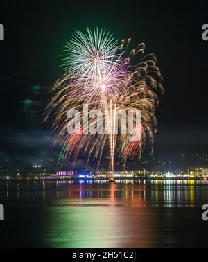 Weymouth, Dorset, Royaume-Uni.5 novembre 2021.Les feux d'artifice de nuit Guy Fawkes explosent sur la plage et le front de mer à Weymouth dans Dorset.Crédit photo : Graham Hunt/Alamy Live News Banque D'Images