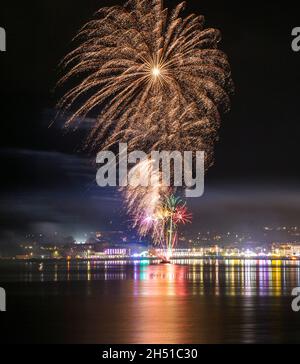 Weymouth, Dorset, Royaume-Uni.5 novembre 2021.Les feux d'artifice de nuit Guy Fawkes explosent sur la plage et le front de mer à Weymouth dans Dorset.Crédit photo : Graham Hunt/Alamy Live News Banque D'Images