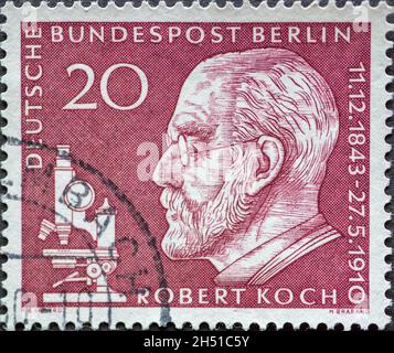 ALLEMAGNE, Berlin - VERS 1960: Timbre-poste d'Allemagne, Berlin montrant le portrait du médecin et microbiologiste Robert Koch sur le 50ème anniv Banque D'Images