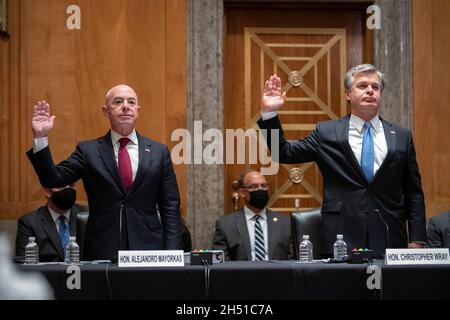 Washington, États-Unis d'Amérique.21 septembre 2021.Alejandro Mayorkas, secrétaire à la sécurité intérieure des États-Unis, et Christopher Wray, directeur du FBI, à droite, ont témoigné devant le Comité sénatorial sur la sécurité intérieure et les affaires gouvernementales à Capitol Hill le 21 septembre 2021 à Washington, D.C. Credit: Zachary Hupp/Homeland Security/Alay Live News Banque D'Images