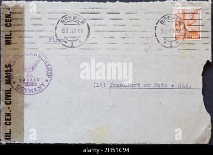 ALLEMAGNE - VERS 1947: Enveloppe avec un timbre postal, qui a été estampillé par la censure civile américaine l'Allemagne a passé 205585 et avec un banderole de colle.TH Banque D'Images