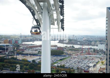 Le téléphérique d'Emirates survolant la Tamise à l'Université de K, transportant des passagers et des touristes depuis le O2 Centre Banque D'Images