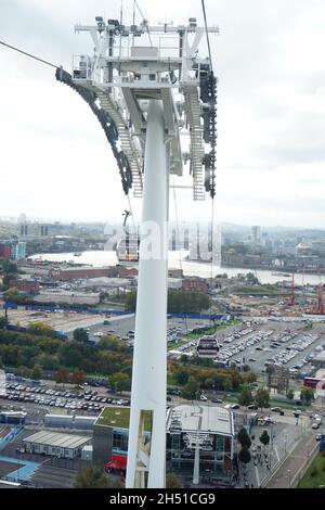 Le téléphérique d'Emirates survolant la Tamise à l'Université de K, transportant des passagers et des touristes depuis le O2 Centre Banque D'Images