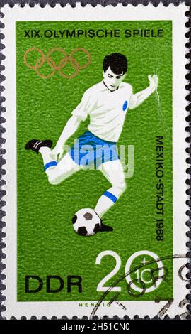 ALLEMAGNE, DDR - VERS 1968: Timbre-poste de l'Allemagne, RDA montrant les anneaux olympiques pour les Jeux Olympiques de Mexico 1968: Joueurs de football Banque D'Images