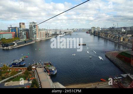 Vue sur la Tamise depuis le téléphérique d'Emirates qui traverse la Tamise, de la péninsule de Greenwich au centre Excel des Royal Docks Banque D'Images