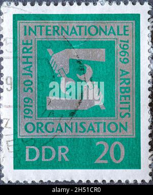 ALLEMAGNE, DDR - VERS 1969: Timbre-poste de l'Allemagne, GDR montrant les mains avec des clés.Texte : 50 ans d'organisation internationale du travail Banque D'Images