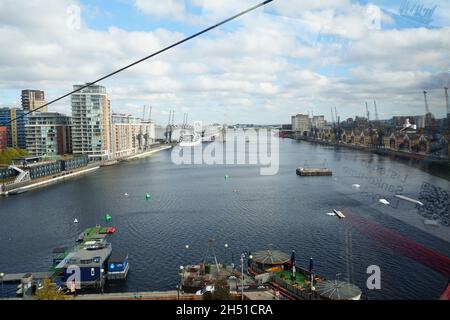 Vue sur la Tamise depuis le téléphérique d'Emirates qui traverse la Tamise, de la péninsule de Greenwich au centre Excel des Royal Docks Banque D'Images