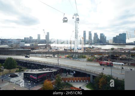 Vue sur les Royal Docks depuis la tyrolienne Emirates Cable qui borde la Tamise depuis la péninsule de Greenwich jusqu'au centre Excel des Royal Docks Banque D'Images