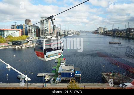 Fermeture à glissière du téléphérique d'Emirates sur la Tamise de Londres en Angleterre Banque D'Images