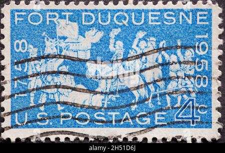 USA - Circa 1958 : un timbre-poste imprimé aux Etats-Unis montrant des forces britanniques et coloniales américaines a pris avec succès le fort Duquesne du F Banque D'Images