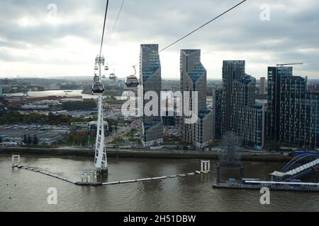 Une vue aérienne de la péninsule de Greenwich depuis la tyrolienne du téléphérique emirates bordant la Tamise de Londres en Angleterre Banque D'Images