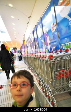 Chaîne de supermarchés Carrefour, corridors de marché et produits, Maltepe Istanbul Turquie, septembre 13 2012 Banque D'Images