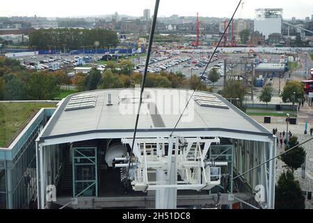 Une vue aérienne de la péninsule de Greenwich depuis la tyrolienne du téléphérique emirates bordant la Tamise de Londres en Angleterre Banque D'Images