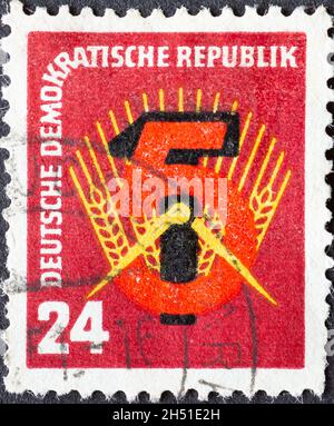 ALLEMAGNE, DDR - VERS 1951 : timbre-poste de l'Allemagne, RDA indiquant le numéro '5' devant le marteau, la boussole et l'oreille de maïs.Cinq premières années Banque D'Images