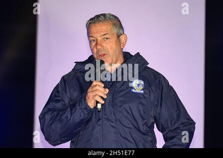 Warrington, Royaume-Uni.05ème novembre 2021.Daryl Powell entraîneur-chef de Warrington Wolves est présenté aux fans comme ils tiennent un lancement de kit et un feu d'artifice pour 5,000 fans de Warrington à Warrington, Royaume-Uni le 11/5/2021.(Photo de Mark Cosgrove/News Images/Sipa USA) crédit: SIPA USA/Alay Live News Banque D'Images