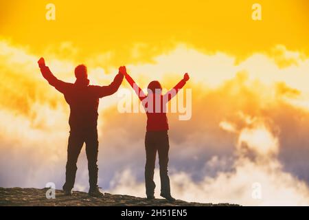 Succès personnes atteignant l'accomplissement de but - gagnant couple randonneurs avec les bras vers le haut dans la victoire heureux ensemble pour accomplir le rêve de la vie, Voyage aventure Banque D'Images