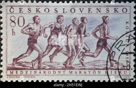 Tchécoslovaquie Circa 1956: Timbre-poste imprimé en Tchécoslovaquie pour la course du Marathon, Kosice, 1956 Banque D'Images