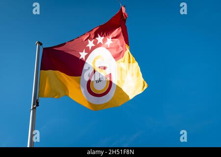 Istanbul, Turquie - novembre 2021 : drapeau de Galatasaray S.K. à leur stade d'origine.Logo du club de football Galatasaray sur le drapeau Banque D'Images