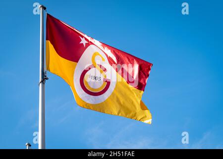 Istanbul, Turquie - novembre 2021 : drapeau de Galatasaray S.K. à leur stade d'origine.Logo du club de football Galatasaray sur le drapeau Banque D'Images